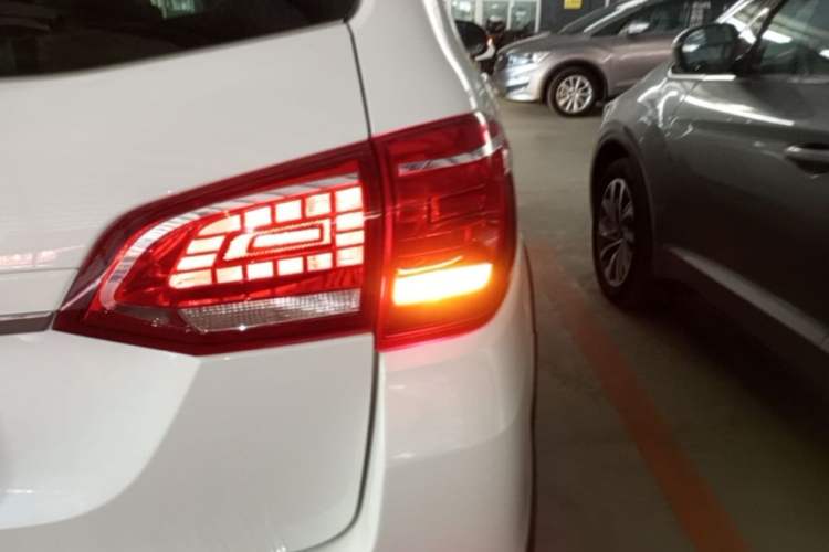 Used Haval H6 2015 Revised Version Sport Edition 1.5T Manual Transmission Two-Wheel Drive Elite Grade Right Rear Taillight