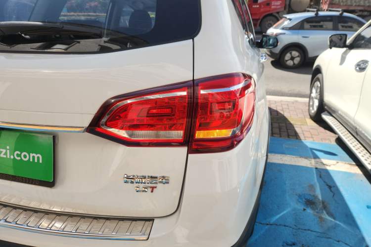 Used Haval H6 2015 Revised Version Sport Edition 1.5T Manual Transmission Two-Wheel Drive Elite Grade Right Rear Taillight