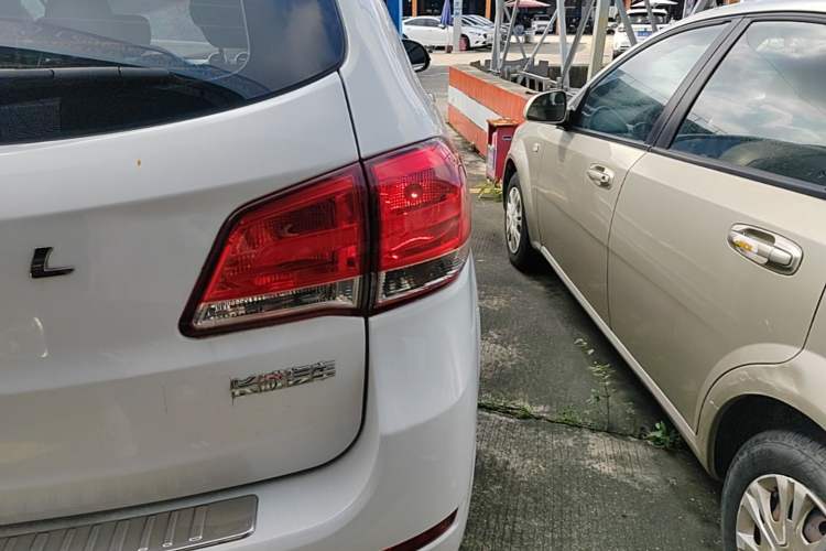 Used Haval H6 2015 Upgraded Model 1.5T Manual Two-Wheel Drive Elite Version Right Rear Taillight