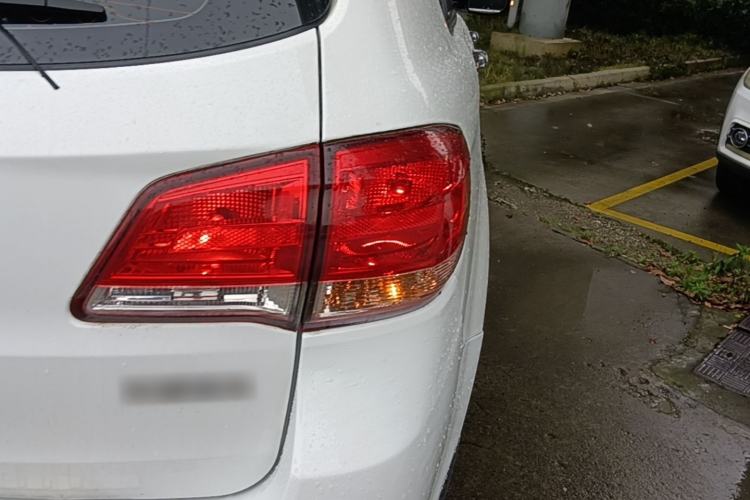 Used Haval H6 2015 Upgraded Model 1.5T Manual Two-Wheel Drive Elite Version Right Rear Taillight