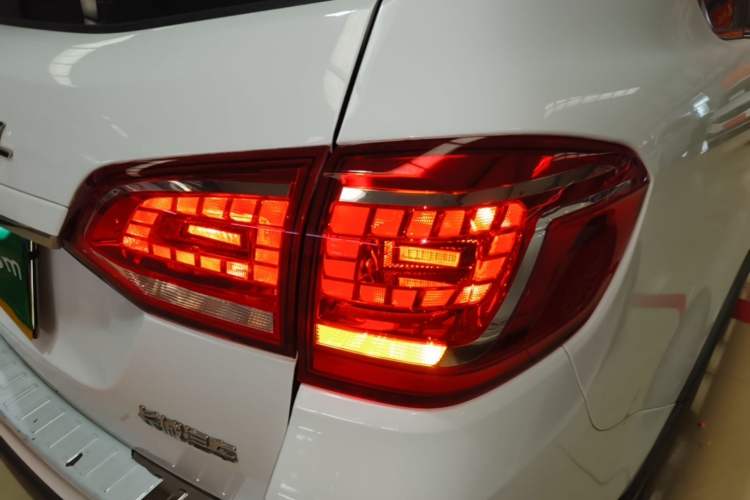 Used Haval H6 2015 Revised Version Sport Edition 1.5T Manual Transmission Two-Wheel Drive Elite Grade Right Rear Taillight