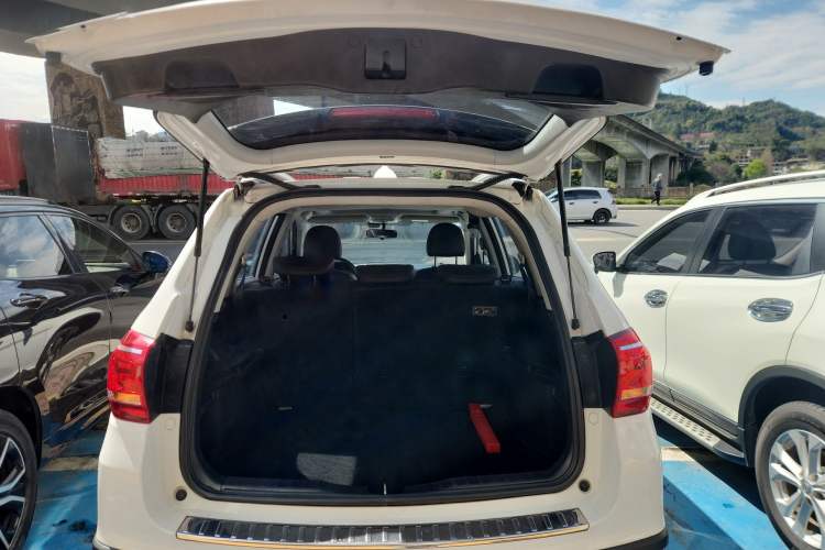 Used Haval H6 2015 Revised Version Sport Edition 1.5T Manual Transmission Two-Wheel Drive Elite Grade Trunk