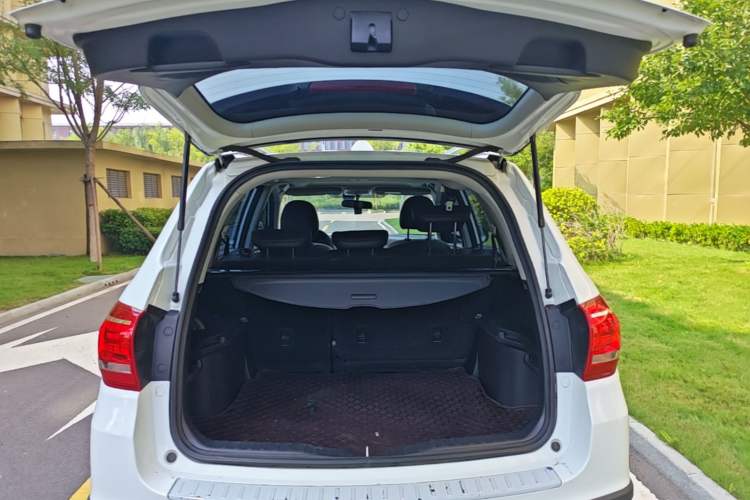 Used Haval H6 2015 Revised Version Sport Edition 1.5T Manual Transmission Two-Wheel Drive Elite Grade Trunk