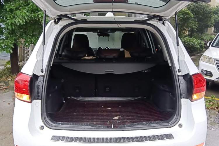 Used Haval H6 2015 Upgraded Model 1.5T Manual Two-Wheel Drive Elite Version Trunk