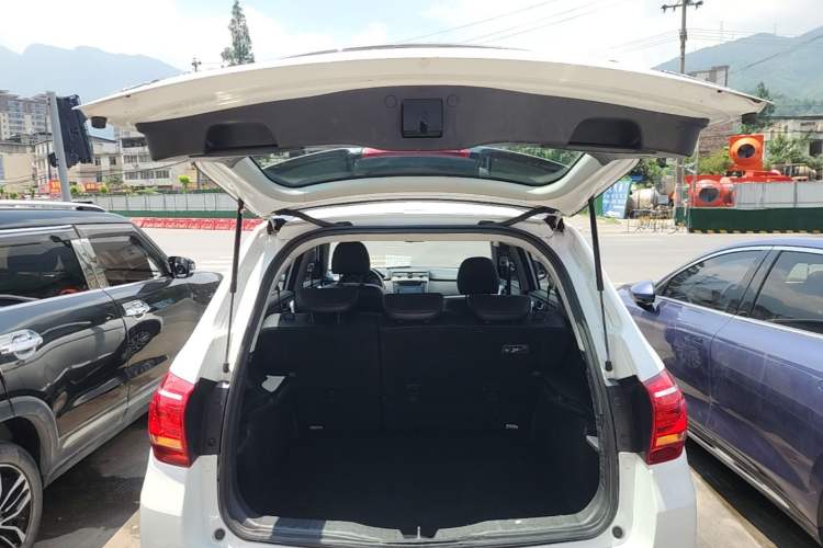 Used Haval H6 2015 Sport Edition 1.5T Automatic Two-Wheel Drive Luxury Model Trunk