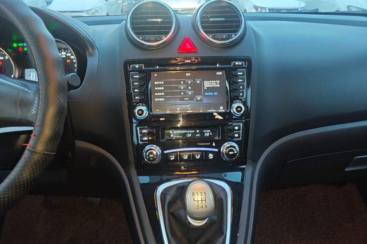 Used Haval H6 2016 Upgraded Model 1.5T Manual Two-Wheel Drive Urban Version Audio And AC Panel