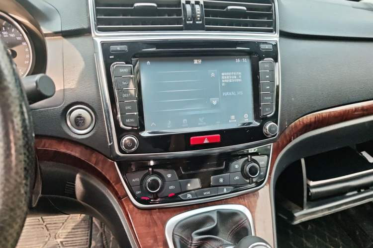 Used Haval H6 2016 Upgraded Model 1.5T Manual Two-Wheel Drive Prestige Version Audio And AC Panel
