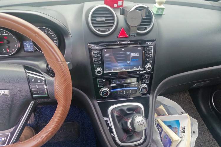 Used Haval H6 2016 Upgraded Model 1.5T Manual Two-Wheel Drive Elite Version Audio And AC Panel