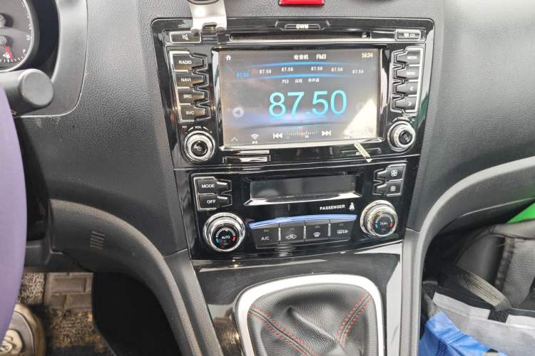 Used Haval H6 2016 Upgraded Model 1.5T Manual Two-Wheel Drive Elite Version Audio And AC Panel