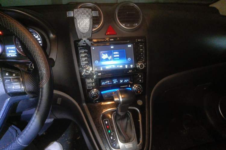 Used Haval H6 2016 Upgraded Model 1.5T Automatic Two-Wheel Drive Elite Version Audio And AC Panel