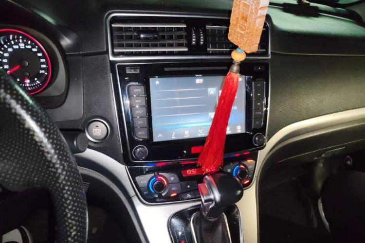 Used Haval H6 2016 Upgraded Model 1.5T Automatic Two-Wheel Drive Elite Version Audio And AC Panel