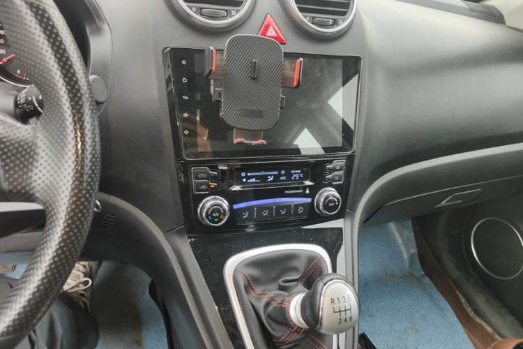 Used Haval H6 2016 Upgraded Model 1.5T Manual Two-Wheel Drive Value Edition Audio And AC Panel