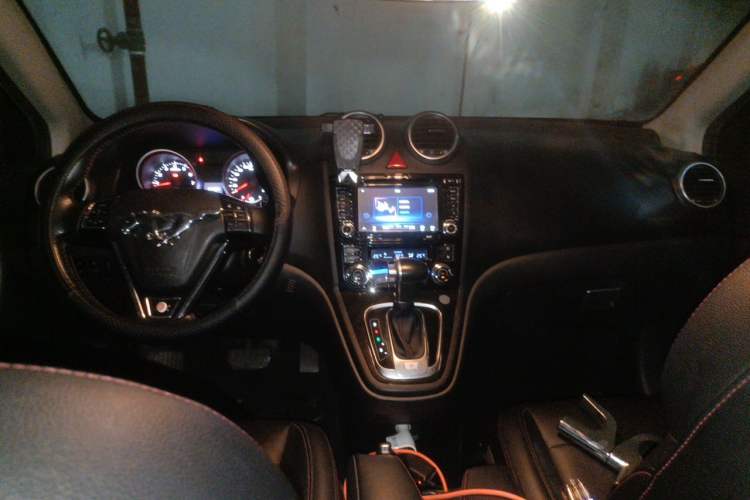 Used Haval H6 2016 Upgraded Model 1.5T Automatic Two-Wheel Drive Elite Version Center Console