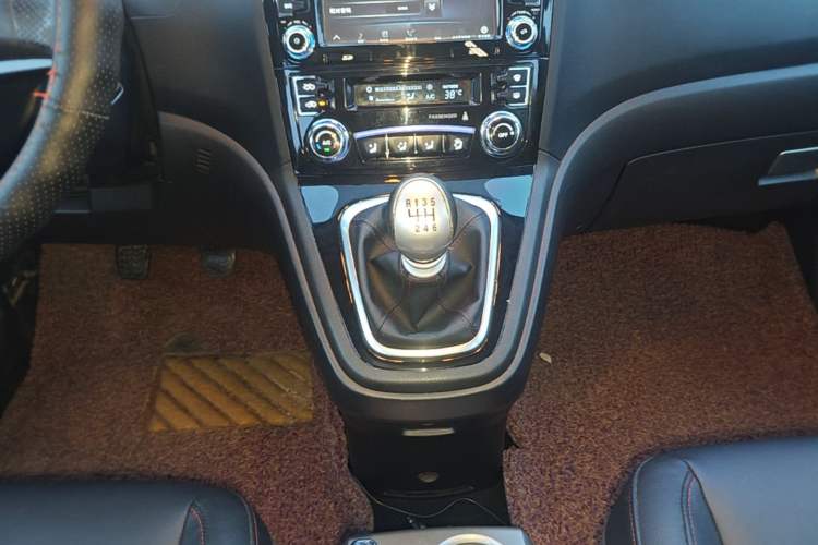 Used Haval H6 2016 Upgraded Model 1.5T Manual Two-Wheel Drive Urban Version Gear Lever