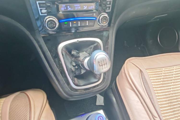 Used Haval H6 2016 Upgraded Model 1.5T Manual Two-Wheel Drive Elite Version Gear Lever