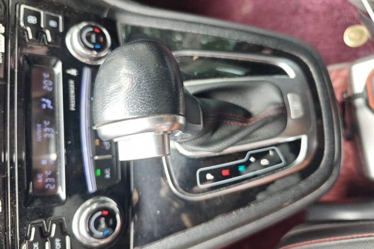 Used Haval H6 2016 Upgraded Model 1.5T Automatic Two-Wheel Drive Elite Version Gear Lever