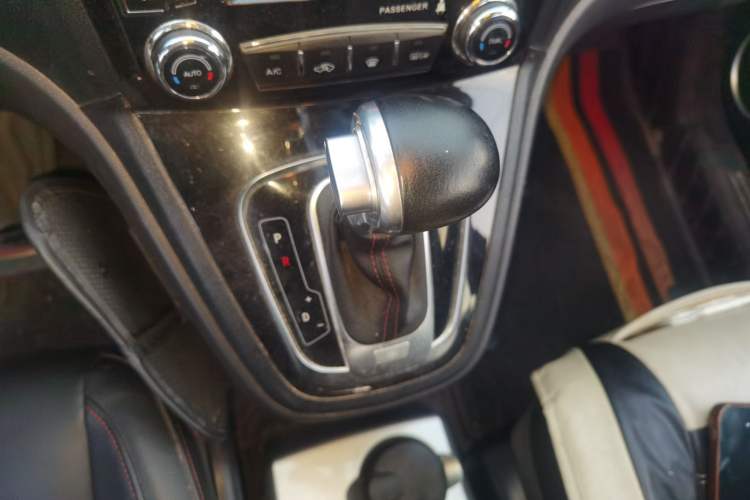 Used Haval H6 2016 Upgraded Model 1.5T Automatic Two-Wheel Drive Elite Version Gear Lever