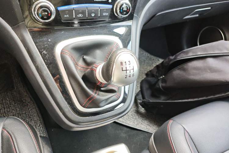 Used Haval H6 2016 Upgraded Model 1.5T Manual Two-Wheel Drive Elite Version Gear Lever