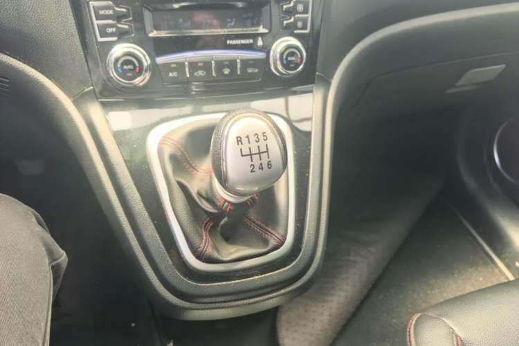 Used Haval H6 2016 Upgraded Model 1.5T Manual Two-Wheel Drive Elite Version Gear Lever