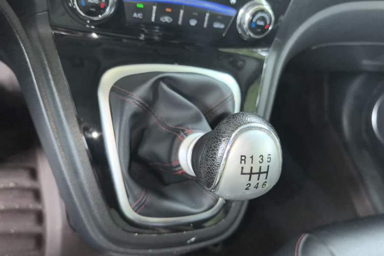 Used Haval H6 2016 Upgraded Model 1.5T Manual Two-Wheel Drive Elite Version Gear Lever