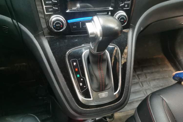 Used Haval H6 2016 Upgraded Model 1.5T Automatic Two-Wheel Drive Elite Version Gear Lever