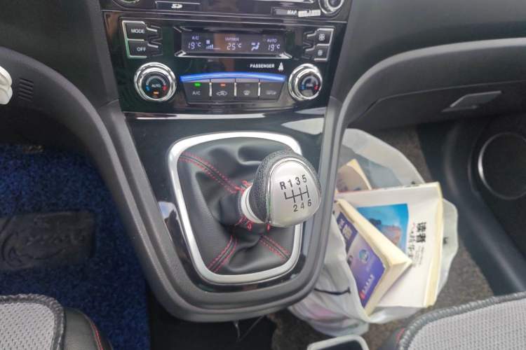 Used Haval H6 2016 Upgraded Model 1.5T Manual Two-Wheel Drive Elite Version Gear Lever