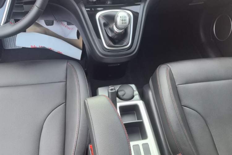 Used Haval H6 2016 Upgraded Model 1.5T Manual Two-Wheel Drive Elite Version Gear Lever