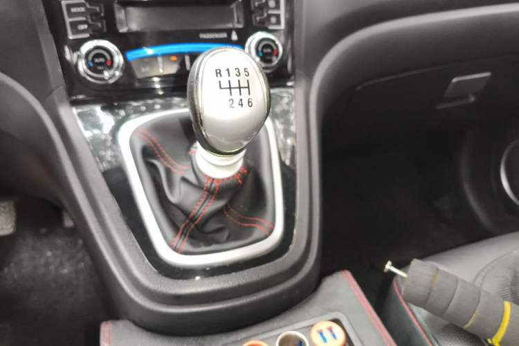 Used Haval H6 2016 Upgraded Model 1.5T Manual Two-Wheel Drive Elite Version Gear Lever