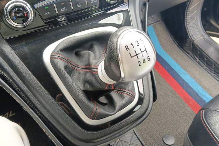 Used Haval H6 2016 Upgraded Model 1.5T Manual Two-Wheel Drive Elite Version Gear Lever