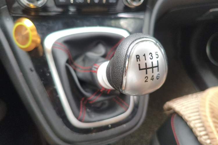 Used Haval H6 2016 Upgraded Model 1.5T Manual Two-Wheel Drive Elite Version Gear Lever