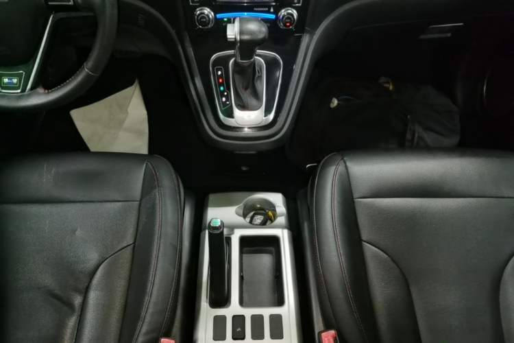 Used Haval H6 2016 Upgraded Model 1.5T Automatic Two-Wheel Drive Elite Version Gear Lever