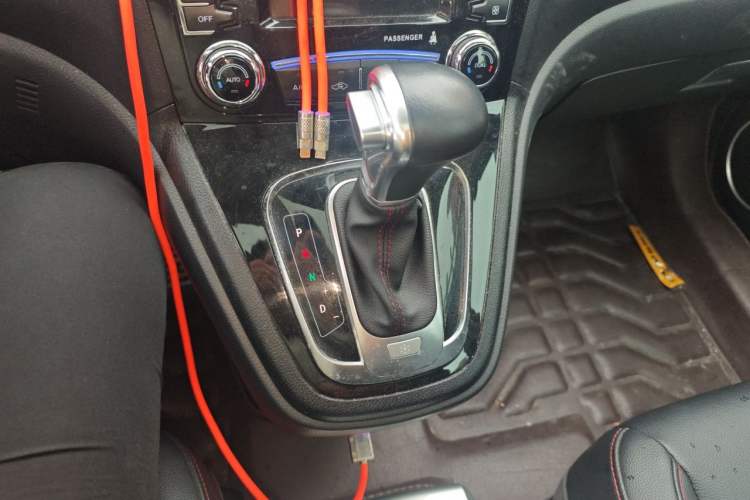 Used Haval H6 2016 Upgraded Model 1.5T Automatic Two-Wheel Drive Elite Version Gear Lever