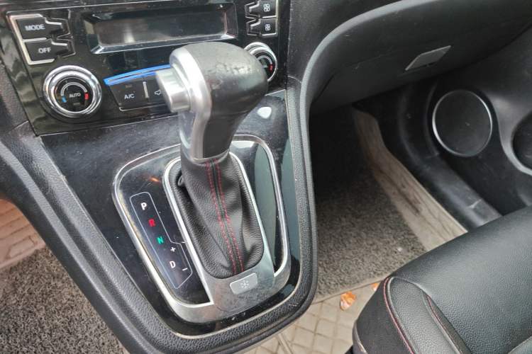 Used Haval H6 2016 Upgraded Model 1.5T Automatic Two-Wheel Drive Elite Version Gear Lever