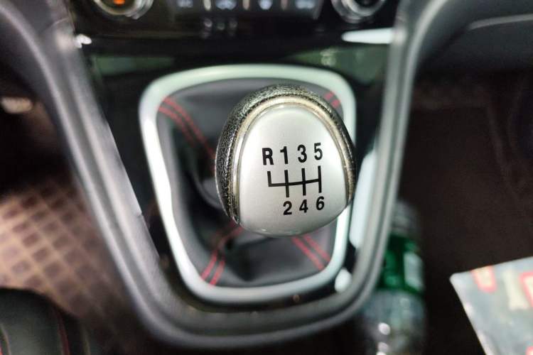 Used Haval H6 2016 Upgraded Model 1.5T Manual Two-Wheel Drive Elite Version Gear Lever