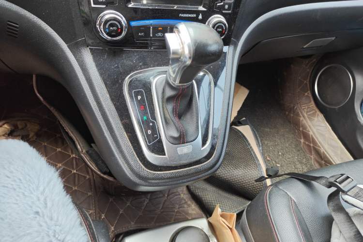 Used Haval H6 2016 Upgraded Model 1.5T Automatic Two-Wheel Drive Elite Version Gear Lever