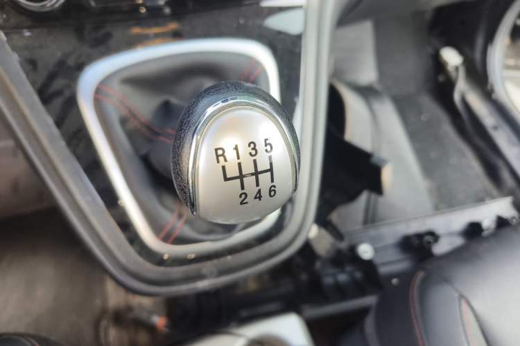 Used Haval H6 2016 Upgraded Model 1.5T Manual Two-Wheel Drive Elite Version Gear Lever