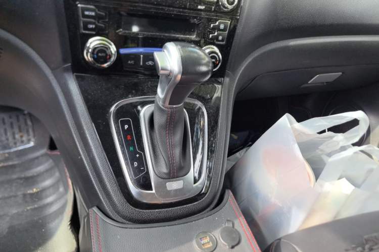 Used Haval H6 2016 Upgraded Model 1.5T Automatic Two-Wheel Drive Elite Version Gear Lever