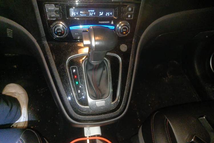 Used Haval H6 2016 Upgraded Model 1.5T Automatic Two-Wheel Drive Elite Version Gear Lever