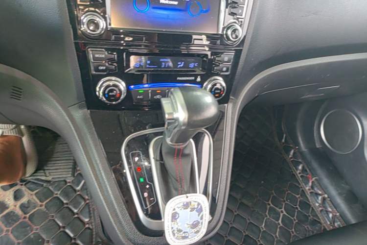 Used Haval H6 2016 Upgraded Model 1.5T Automatic Two-Wheel Drive Elite Version Gear Lever