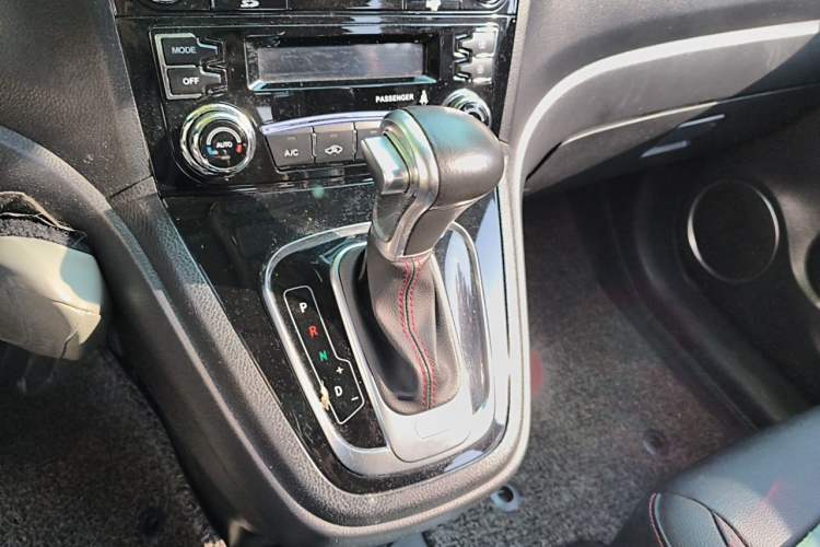 Used Haval H6 2016 Upgraded Model 1.5T Automatic Two-Wheel Drive Elite Version Gear Lever
