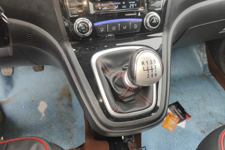 Used Haval H6 2016 Upgraded Model 1.5T Manual Two-Wheel Drive Value Edition Gear Lever