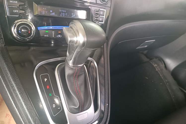 Used Haval H6 2016 Upgraded Model 1.5T Automatic Two-Wheel Drive Elite Version Gear Lever