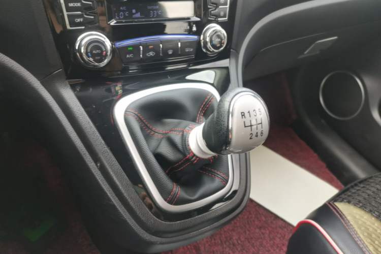 Used Haval H6 2016 Upgraded Model 1.5T Manual Two-Wheel Drive Elite Version Gear Lever