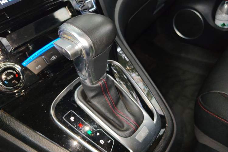 Used Haval H6 2016 Upgraded Model 1.5T Automatic Two-Wheel Drive Elite Version Gear Lever