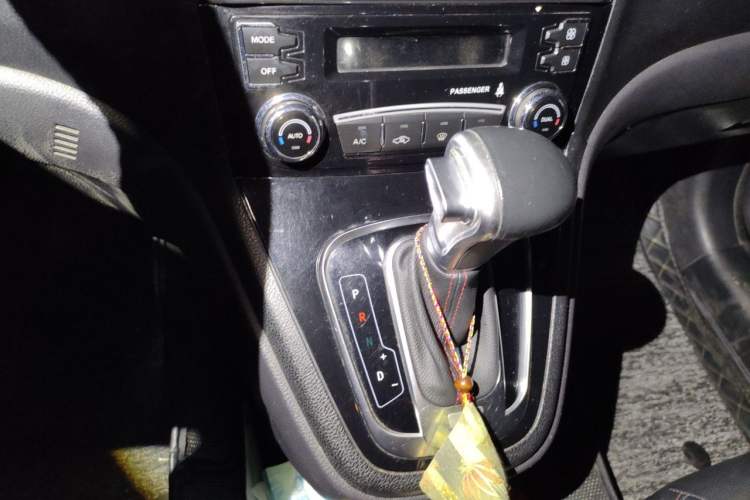 Used Haval H6 2016 Upgraded Model 1.5T Automatic Two-Wheel Drive Elite Version Gear Lever