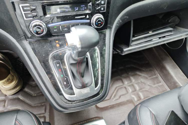 Used Haval H6 2016 Upgraded Model 1.5T Automatic Two-Wheel Drive Elite Version Gear Lever