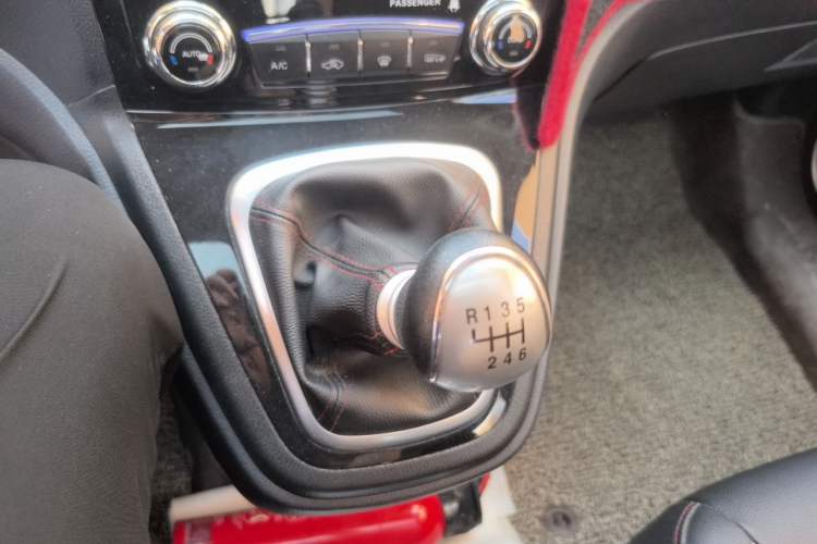 Used Haval H6 2016 Upgraded Model 1.5T Manual Two-Wheel Drive Elite Version Gear Lever