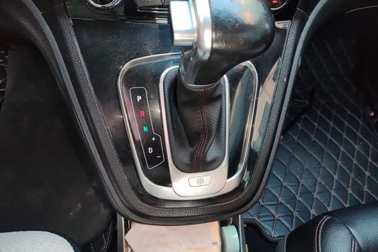 Used Haval H6 2016 Upgraded Model 1.5T Automatic Two-Wheel Drive Elite Version Gear Lever