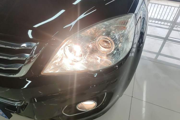 Used Haval H6 2016 Upgraded Model 1.5T Automatic Two-Wheel Drive Elite Version Left Front Headlight