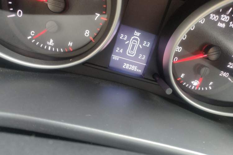 Used Haval H6 2016 Upgraded Model 1.5T Manual Two-Wheel Drive Elite Version Odometer Close Up